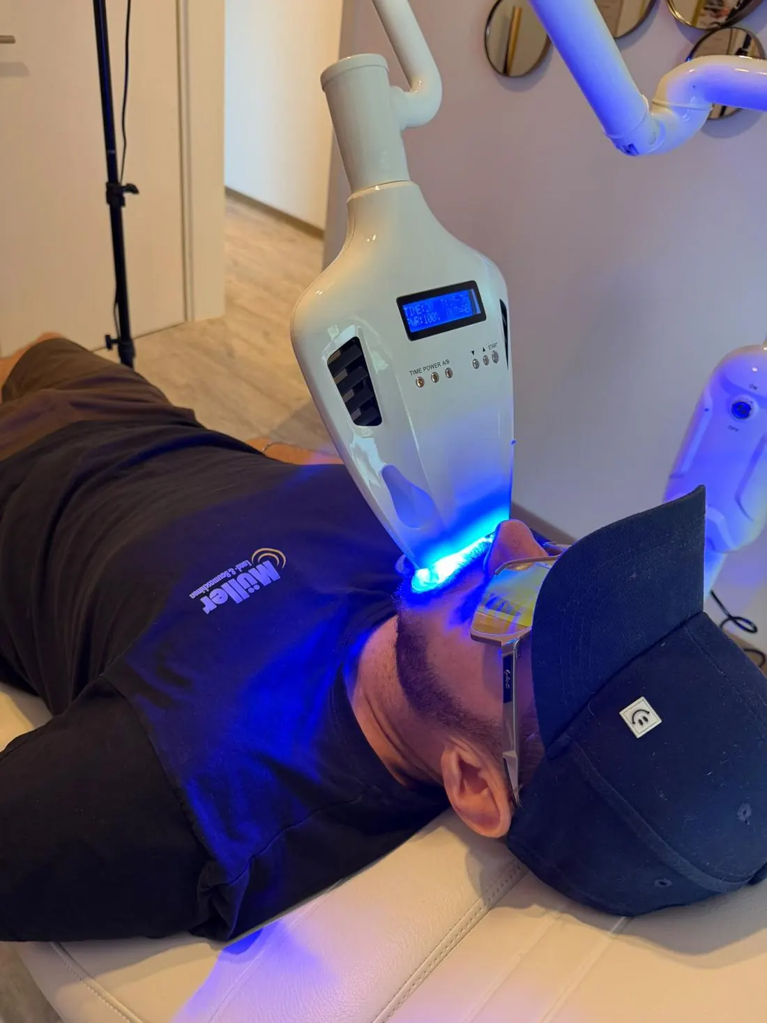 Kosmetische Zahnaufhellung mit LED
